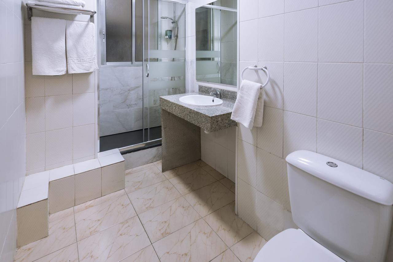 Hotel Niza Салоу Екстер'єр фото