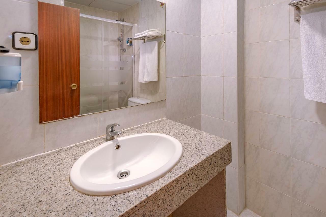 Hotel Niza Салоу Екстер'єр фото