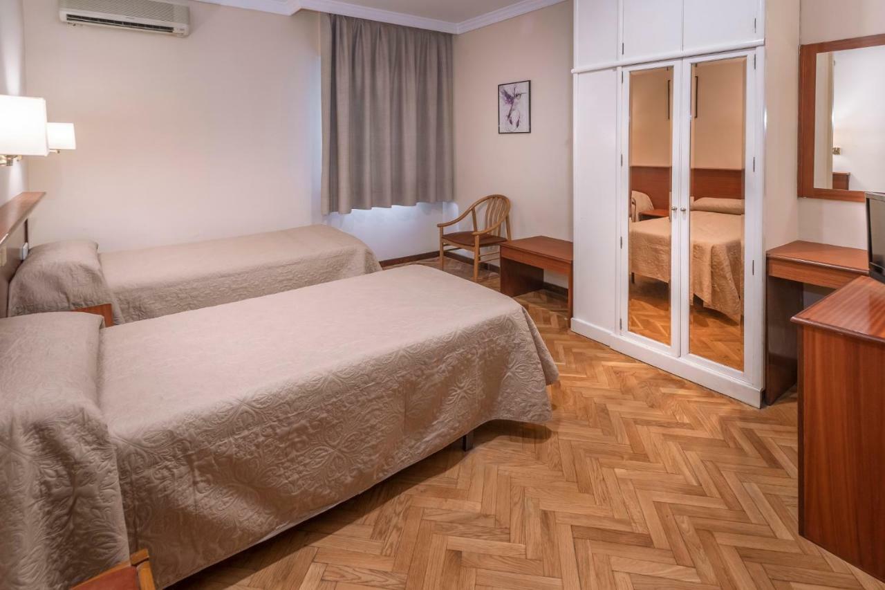Hotel Niza Салоу Екстер'єр фото