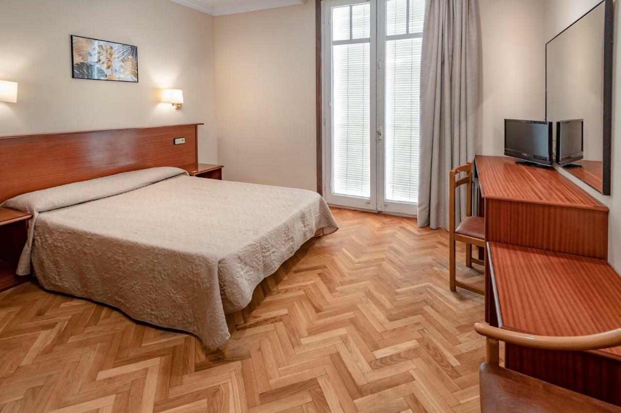 Hotel Niza Салоу Екстер'єр фото